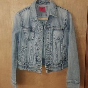 Vintage Jean Jacket L12-14.   Embroidery design on Back